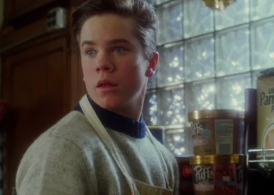 Glass block in the pharmacy store in Home Alone (1990)
