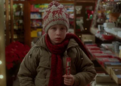 Glass block in the pharmacy store in Home Alone (1990)